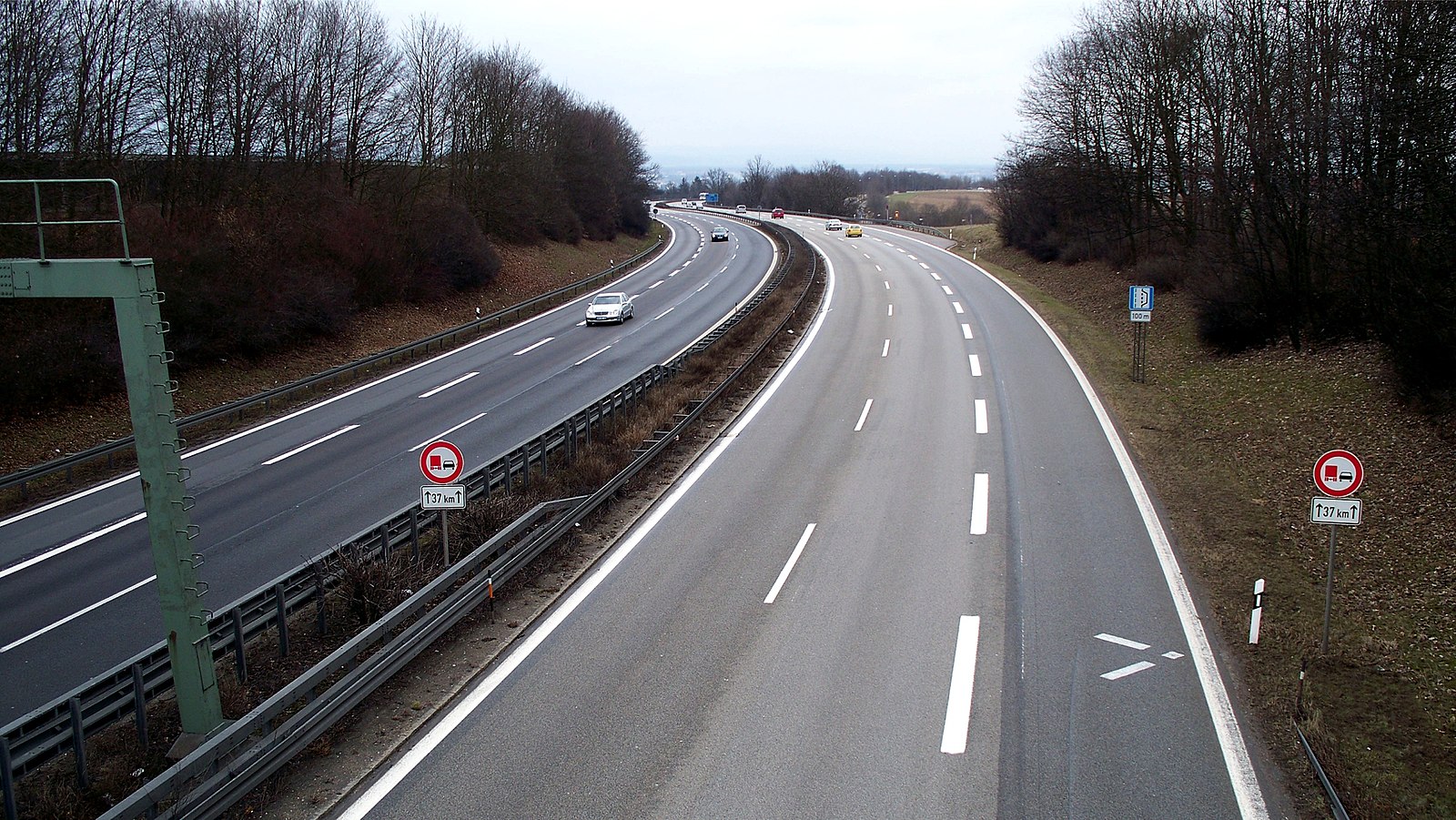 Sie Fahren 100 Km H Außerhalb Geschlossener Ortschaften limite di 100 km/h - il Mitte